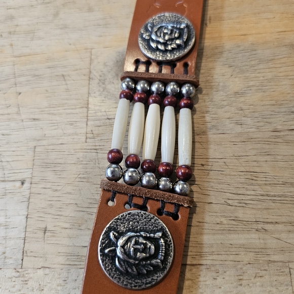 New Leather Belt Silver Buckle and Indian Heads with Bone Beads - Picture 4 of 8